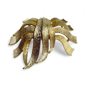 LISNER Gold Ribbon Brooch Vintage 1960’s Wavy Festive Signed Estate MCM Costume